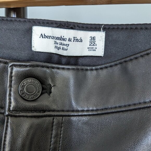 Abercrombie & Fitch The Skinny High Rise Faux Leather Pants Short Inseam - Picture 3 of 9